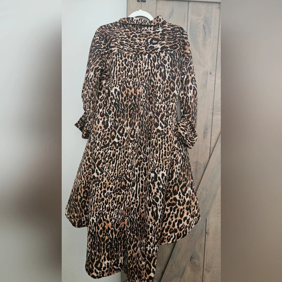 Truly 4 You Leopard print button down shirt dress. Size medium NWT - Picture 4 of 12